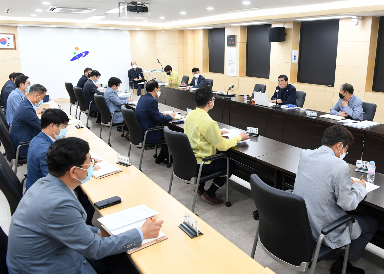 윤화섭 안산시장이 19일 시청 제1회의실에서 열린 주간정책회의를 주재하고 발언하고 있다. [안산시 제공]