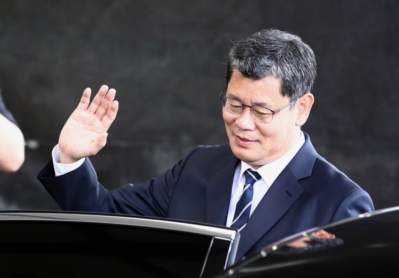 김연철 통일부장관이 남북관계 악화의 책임을 지고 사의를 밝힌데 이어 19일 정부서울청사에서 이임식을 갖고 장관직을 내려놨다. 김 장관이 이임식 뒤 통일부 직원들의 배웅을 받으며 정부서울청사를 떠나고 있다. [연합]