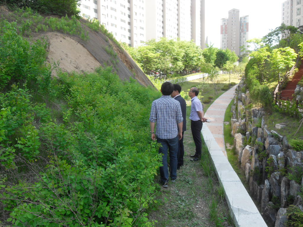 용인시가 시설물 안전점검을 하고있다. [용인시 제공]