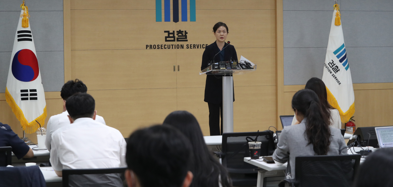 8일 서울 남부지검에서 이영림 검사가 신라젠 수사 중간결과를 발표하고 있다. 검찰은 "정·관계 로비 의혹은 실체가 확인되지 않았다"고 밝혔다. [연합]