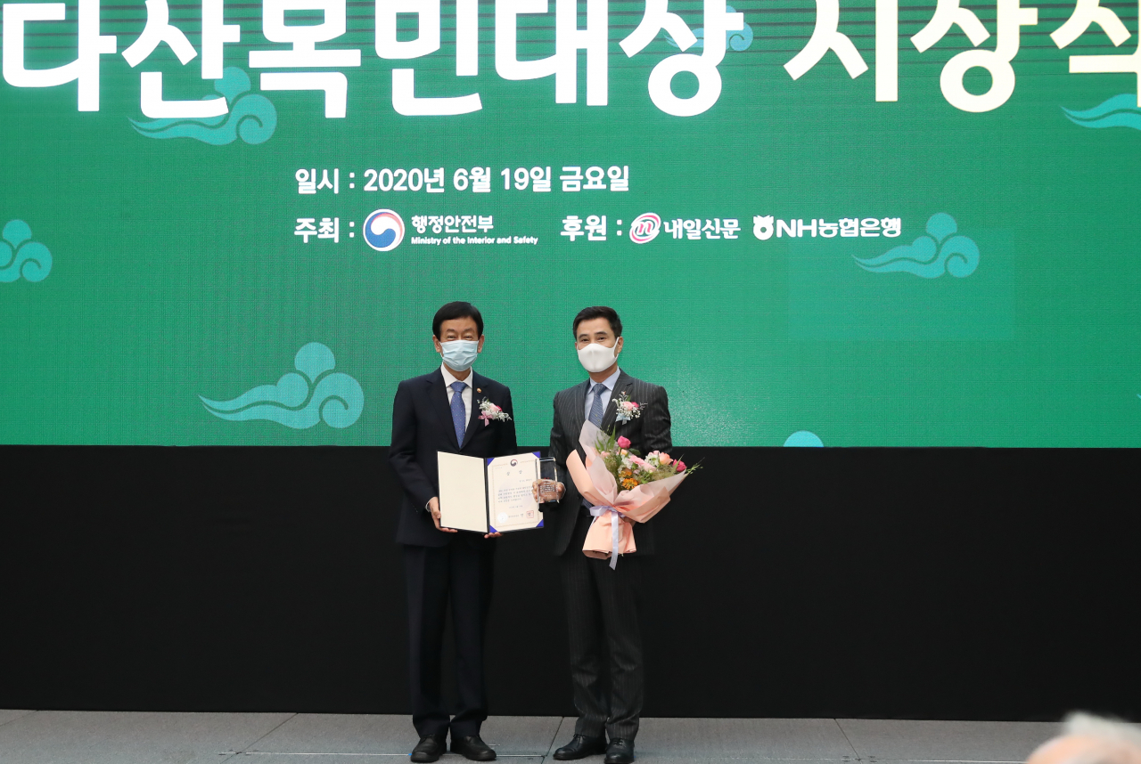 왼쪽부터 진영 행정안전부 장관, 서철모 화성시장. [화성시 제공]
