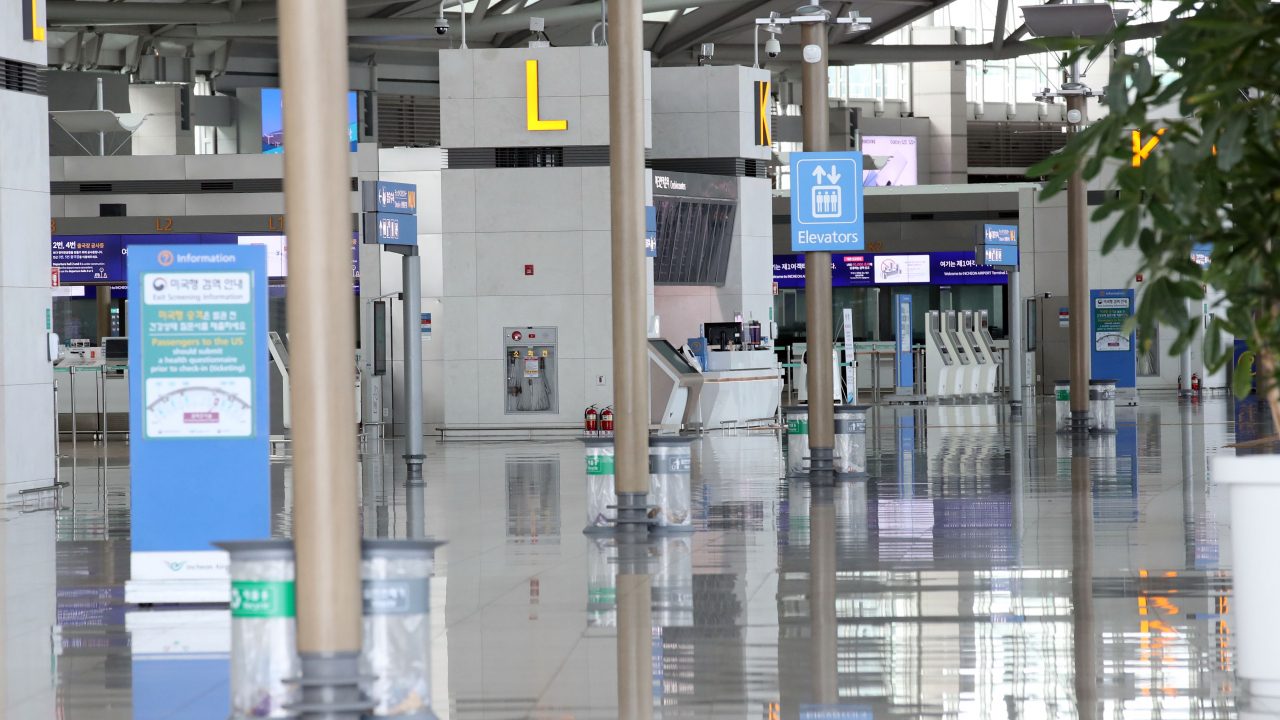 신종 코로나바이러스 감염증(코로나19) 여파로 10일 오후 인천국제공항 1터미널 출국장이 한산한 모습을 보이고 있다. [연합뉴스]