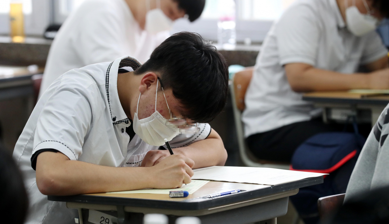 대학수학능력시험 모의평가가 시행된 18일 오전 서울 여의도고등학교에서 학생들이 시험을 준비하고 있다. [연합]