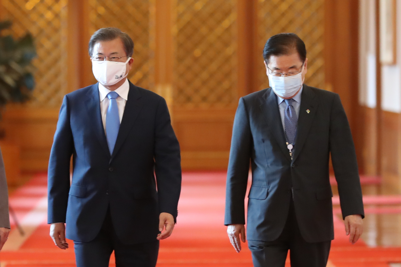 문재인 대통령과 정의용 외교부 장관 내정자. [연합]