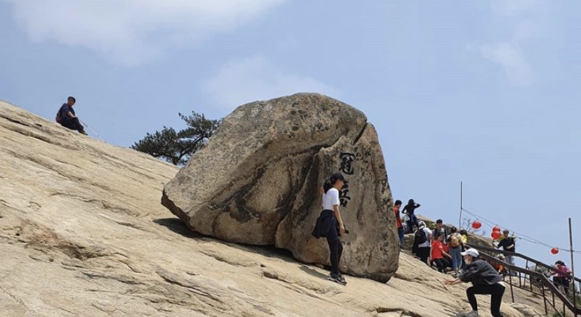 ‘황금연휴’였던 지난 5월 관악산 정상에서 사진을 찍는 등 등산의 기쁨을 만끽하고 있는 등산객들. [독자 제공]