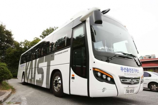 KAIST가 개발한 무선충전전기버스 올레브.[KAIST 제공]