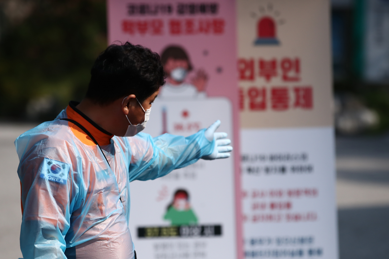 20일 오전 서울 종로구 경복고에 마련된 소방공무원 필기시험 고사장 앞에서 소방대원들이 수험생들의 입실을 안내하고 있다. 이번 2020년도 소방공무원 신규채용 필기시험은 지난 4월 1일 소방 공무원 국가직 전환 이후 처음 실시되는 시험이다. 당초 지난 3월 28일 실시 예정이었던 이 시험은 코로나19 여파로 약 석 달 만에 뒤늦게 치러지게 됐다. [연합]