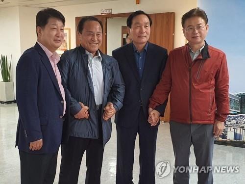권영진 대구시장(왼쪽부터), 김영만 군위군수, 김주수 의성군수, 이철우 경북도지사가 지난해 10월 대구시청에서 만나 대구·경북 통합신공항 이전부지 선정방식을 논의한 뒤 사진을 찍고 있다. [연합]