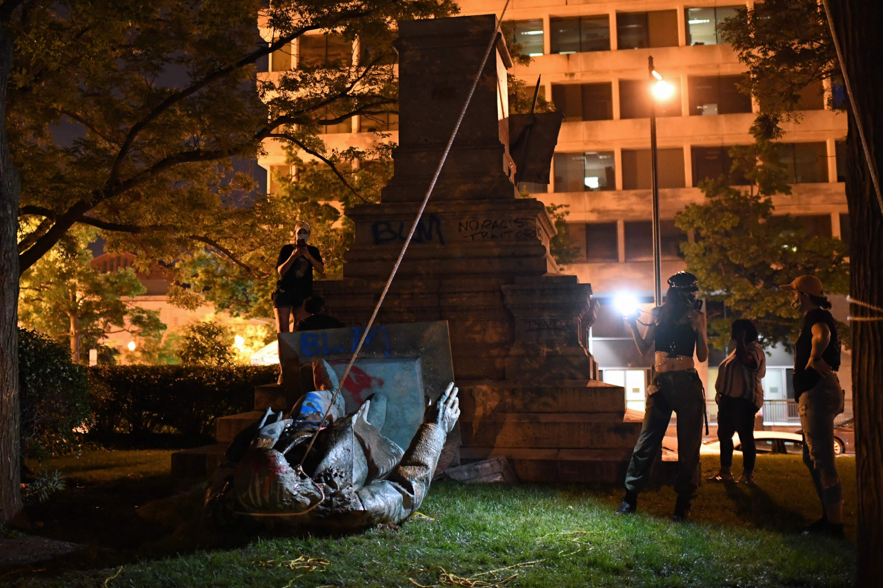 19일(현지시간) 인종차별 규탄 시위대가 끌어 내린 알버트 파이크 남부연합 장군 동상. [AFP=연합]