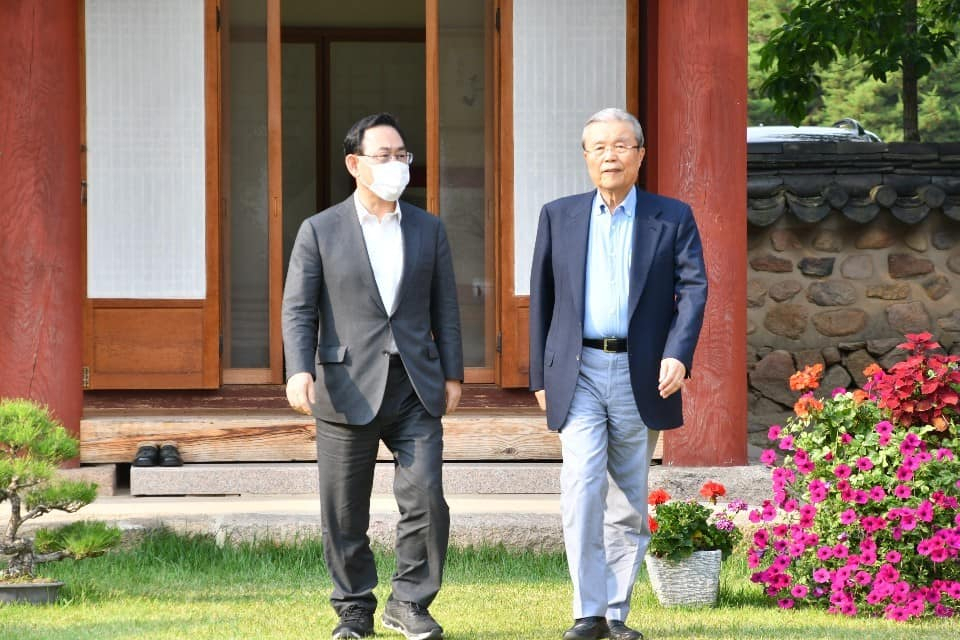 김종인 미래통합당 비상대책위원장(오른쪽)이 20일 충북 보은군 속리산 법주사에 머물고 있는 주호영 원내대표를 만났다. [김성원 페이스북]