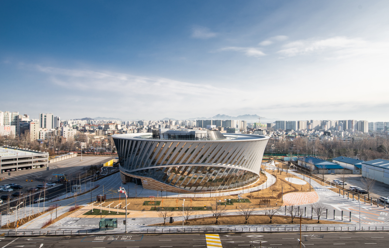 국립항공박물관은 김포공항 화물청사 인근 2만1000㎡ 부지에 지하 1층, 지상 4층 규모로 건립됐다. [국립항공박물관]