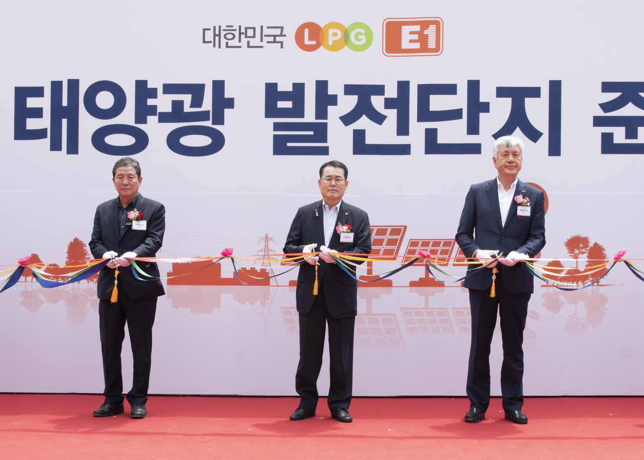 E1 정선 태양광 발전단지 준공식에서 참석자들이 기념 촬영을 하고 있다. 오른쪽부터 최승준 정선군수, E1 구자용 회장, 유재철 정선군의회 의장. [E1 제공]