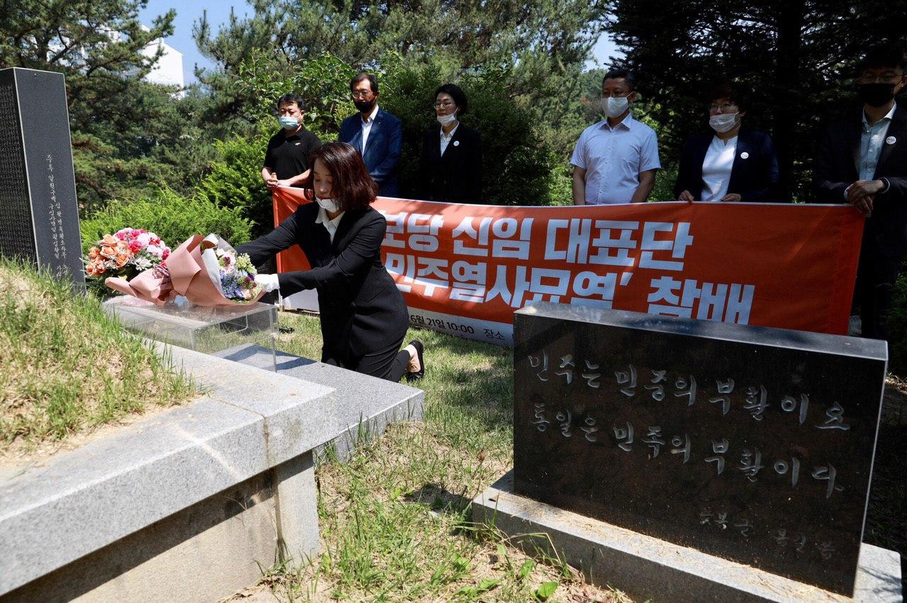 21일 김재연 상임대표를 비롯한 진보당 1기 대표단이 취임 후 첫 행보로 모란공원 민족민주열사 묘지를 찾아 고(故) 문익환 목사의 묘에 참배하고 있다. [민중당 제공]