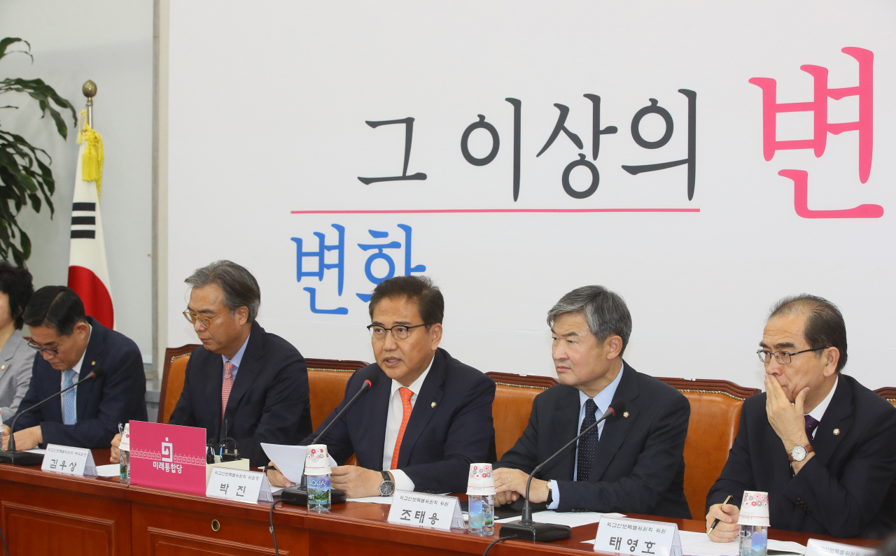 박진 미래통합당 외교안보특별위원장이 21일 국회에서 열린 미래통합당 외교안보특별위원회 제2차 전체회의에서 발언하고 있다. 왼쪽부터 신원식 의원, 김우상 부위원장, 박진, 조태용, 태영호 의원. [연합]
