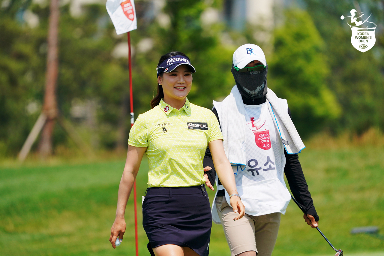 유소연이 3번홀에서 파퍼트를 마친 뒤 환하게 웃으며 그린을 나서고 있다./한국여자오픈조직위 제공