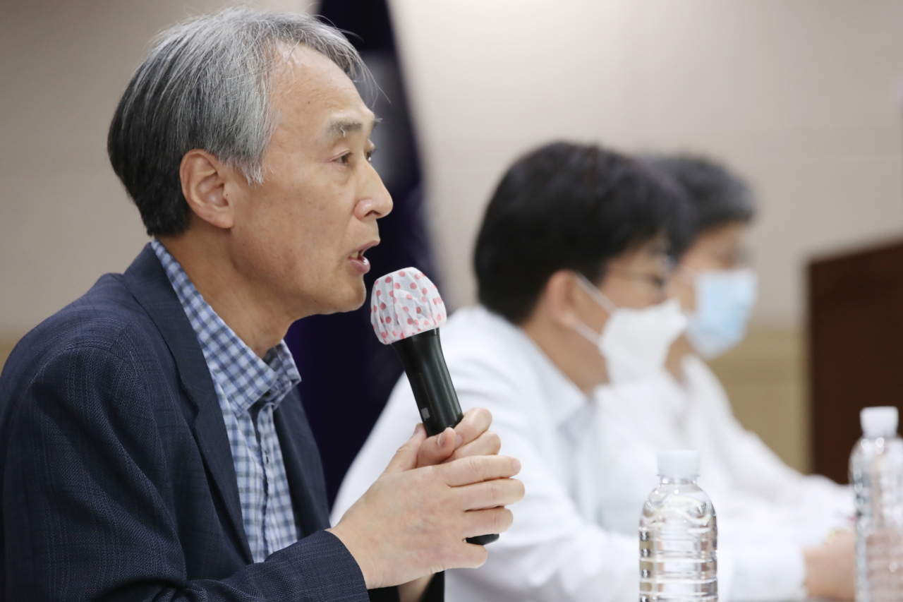 21일 오후 서울 중구 국립중앙의료원에서 열린 신종감염병 중앙임상위원회 기자회견에서 오명돈 중앙상임위원장이 자료 발표를 하고 있다. [연합]