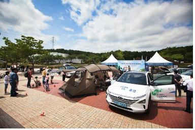 지난 주말 수소차 시승 체험행사에 참여한 시민들이 줄을 지어 순서를 기다리고 있다.