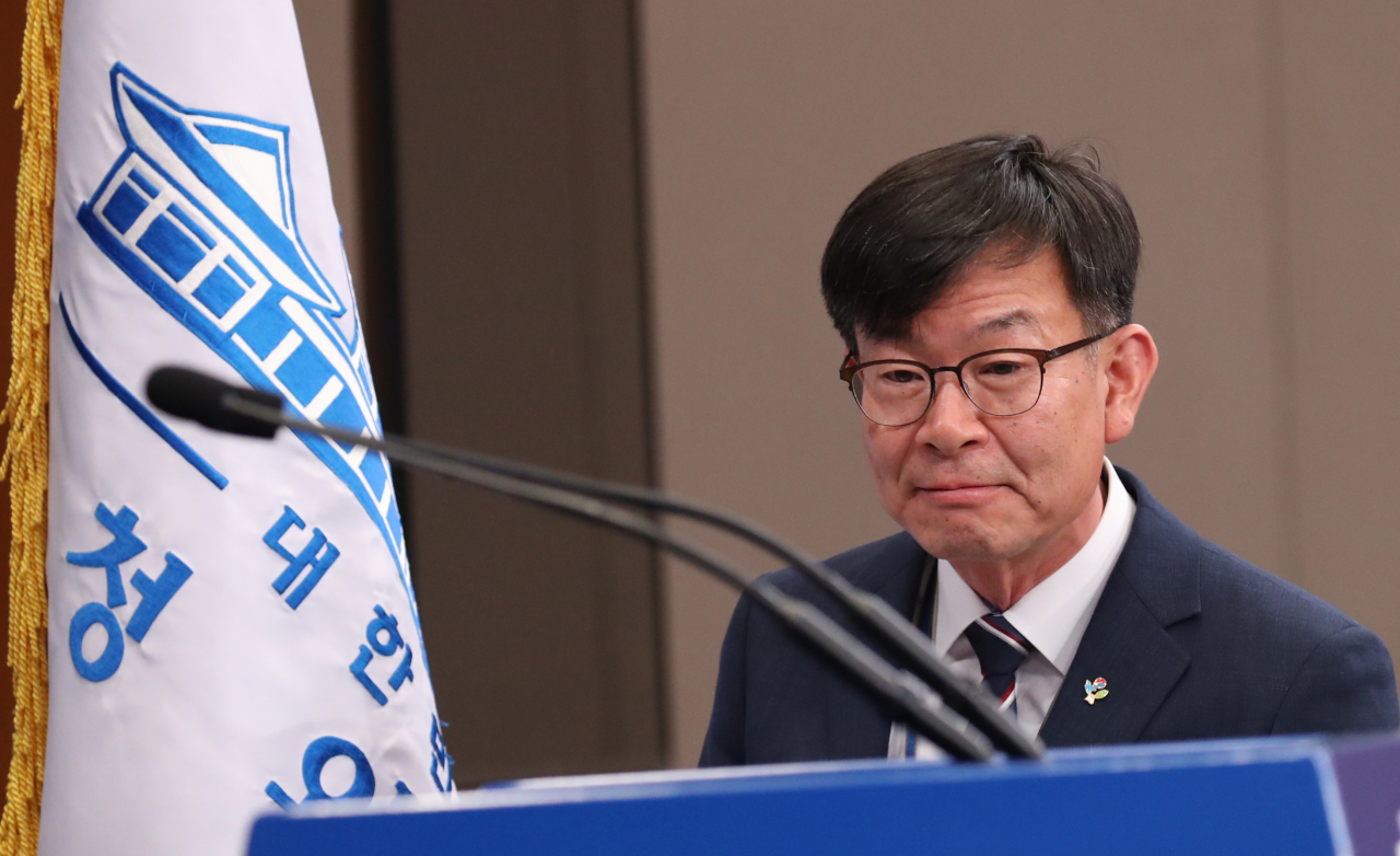 김상조 청와대 정책실장이 21일 오후 일본수출규제 대응,부동산 대책 등 현안 브리핑을 위해 춘추관 대브리핑룸에 입장하고 있다. [연합]