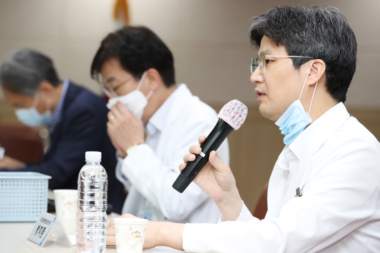 Dr. Bang Ji-hwan of the National Medical Center speaks to reporters during a briefing Sunday. (Yonhap)