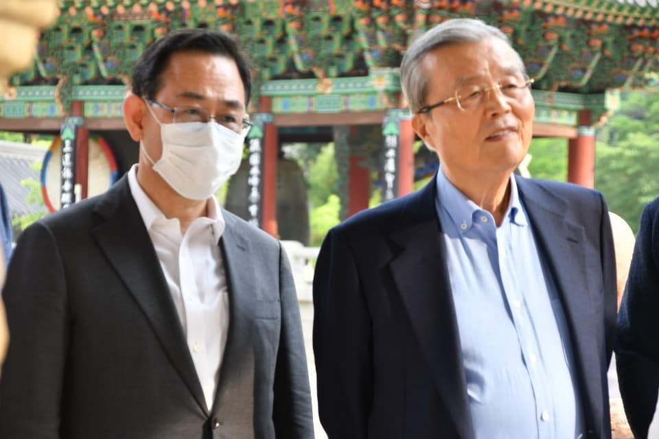 미래통합당 김종인 비상대책위원장(오른쪽)과 주호영 원내대표가 지난 20일 충북 속리산 법주사에서 만나 대화하고 있다. [연합]