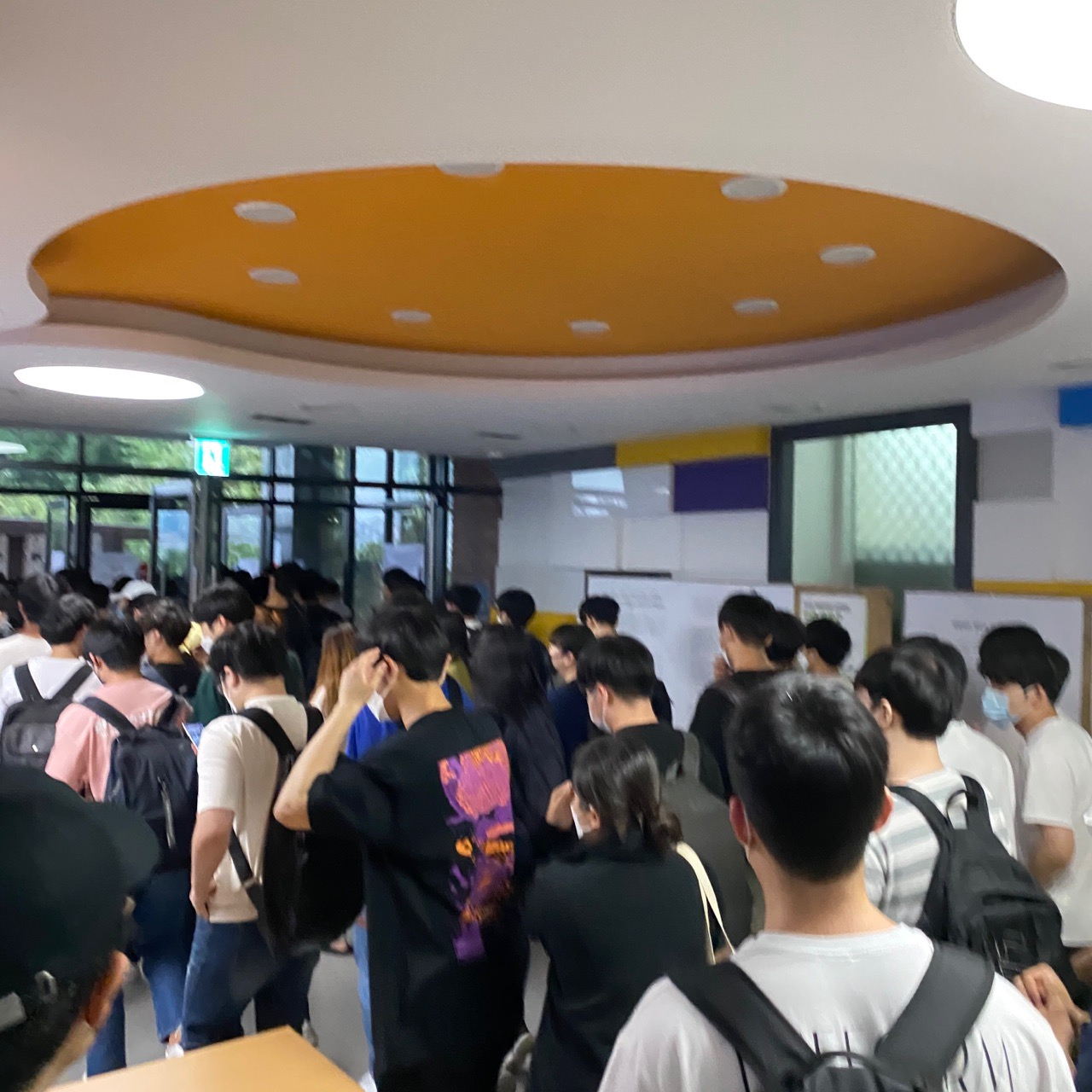 최근 서울 성동구 한양대 제1공학관 1층 출입구로 시험을 마치고 나가는 학생들의 모습. [한양대 에브리타임 캡처]