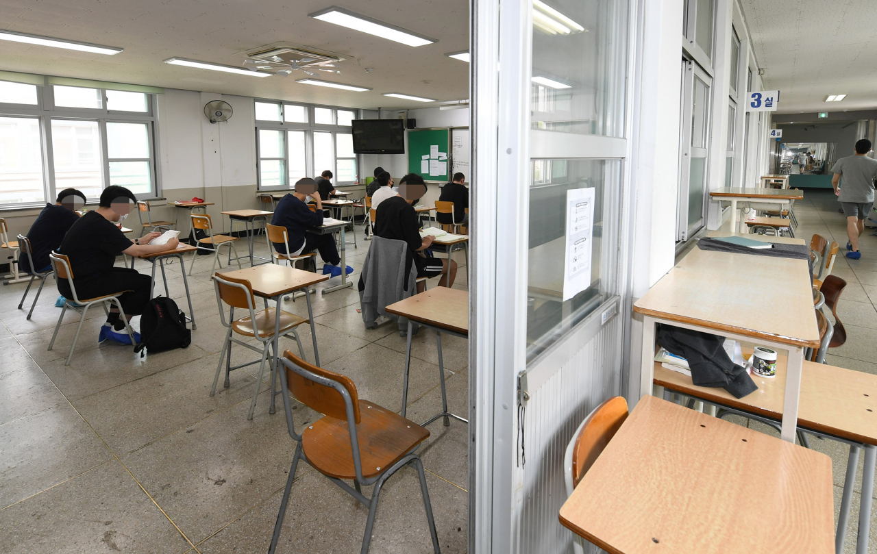 20일 충남 공주 공주고등학교에서 치러진 2020년 소방공무원 신규 채용시험에 응시한 수험생들이 시험 시작을 기다리고 있다. [연합]