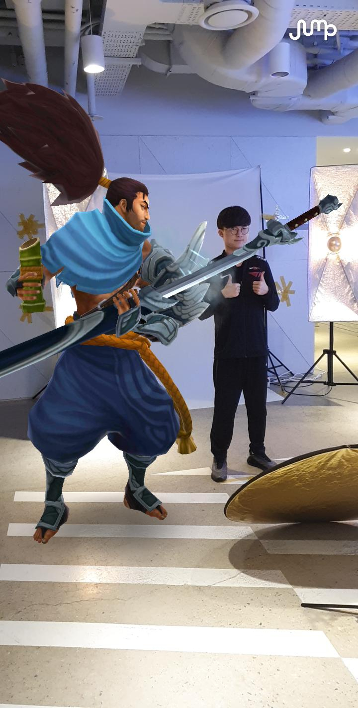 T1 페이커가 점프AR을 통해 LoL 게임 캐릭터인 ‘야스오’를 만나 사진을 찍는 장면.