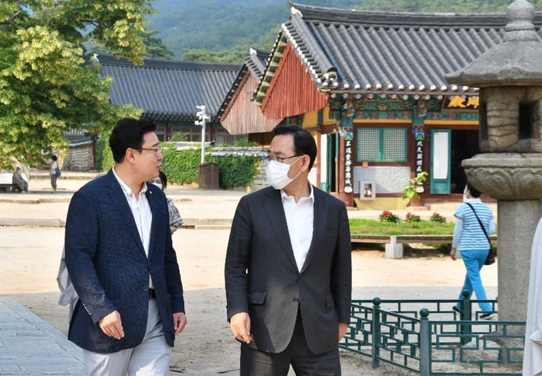 칩거 중인 주호영 미래통합당 원내대표(오른쪽)가 지난 20일 충북 속리산 법주사에서 김성원 원내수석부대표를 만나 대화하고 있다. [연합]