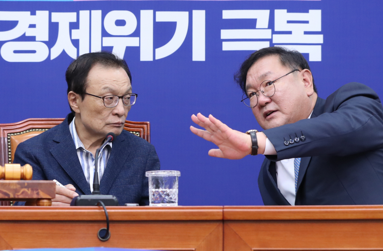 이해찬 더불어민주당 대표와 김태년 원내대표가 19일 오전 서울 여의도 국회에서 열린 최고위원회의에 대화하고 있다. [연합]