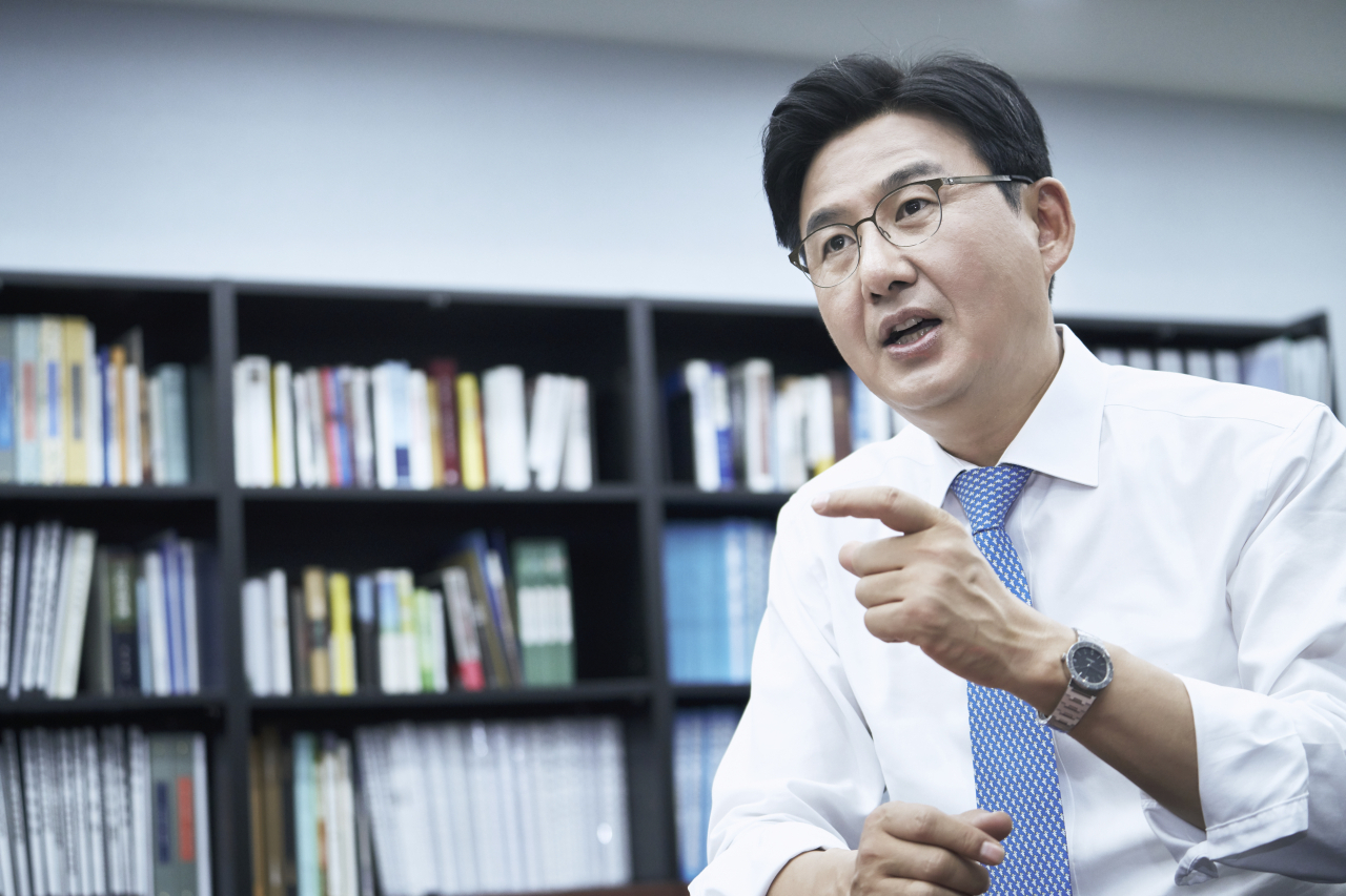 박성수 송파구청장은 올 상반기 코로나19로 인해 석촌호수 벚꽃축제 등 구민들을 위한 다양한 행사와 사업들이 취소·연기된 것이 무척 안타깝다며 남은 임기동안 코로나19 상황에 탄력적으로 대응하면서 공약 사업을 차질 없이 이행하기 위해 더욱 힘쓰겠다고 말했다. [송파구 제공]