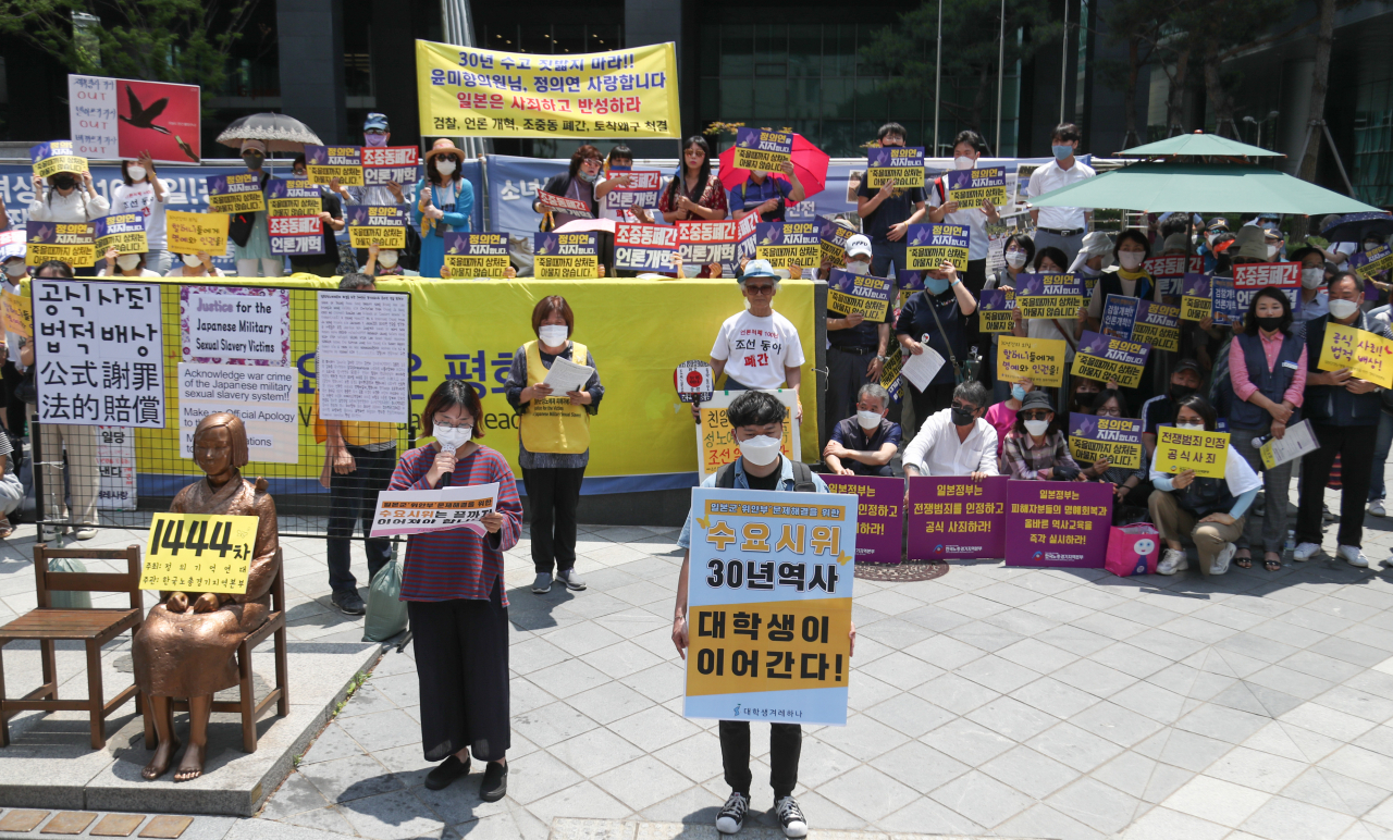 지난 17일 오후 서울 종로구 옛 주한 일본대사관 앞에서 ‘제1444차 일본군 위안부 피해자 문제해결을 위한 정기 수요시위’가 열리고 있다. [연합]