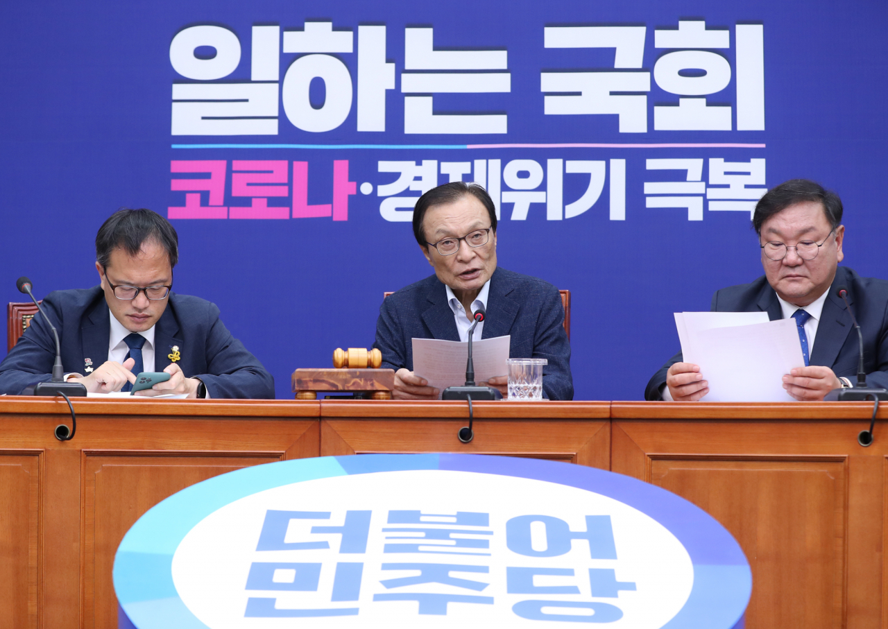이해찬 더불어민주당 대표가 22일 오전 서울 여의도 국회에서 열린 최고위원회의에서 발언하고 있다. [연합]