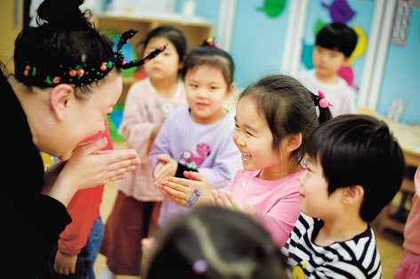 놀이를 통한 자연스러운 학습을 강조하는 헬렌도론코리아의 수업 모습.