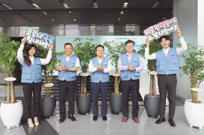 포스코건설 한성희 사장(가운데)과 직원들이 ‘화훼농가 돕기 릴레이 캠페인’에 참여했다. [포스코건설]
