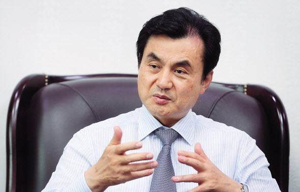 안규백 더불어민주당 의원은 국회 의원회관에서 인터뷰에서 “북한 문제의 ‘키맨’이라 할 수 있는 존재는 중국이다. 중국에서 전향적이고 적극적인 태도로 나서 북한을 설득해야 한다”고 말했다. 이상섭 기자