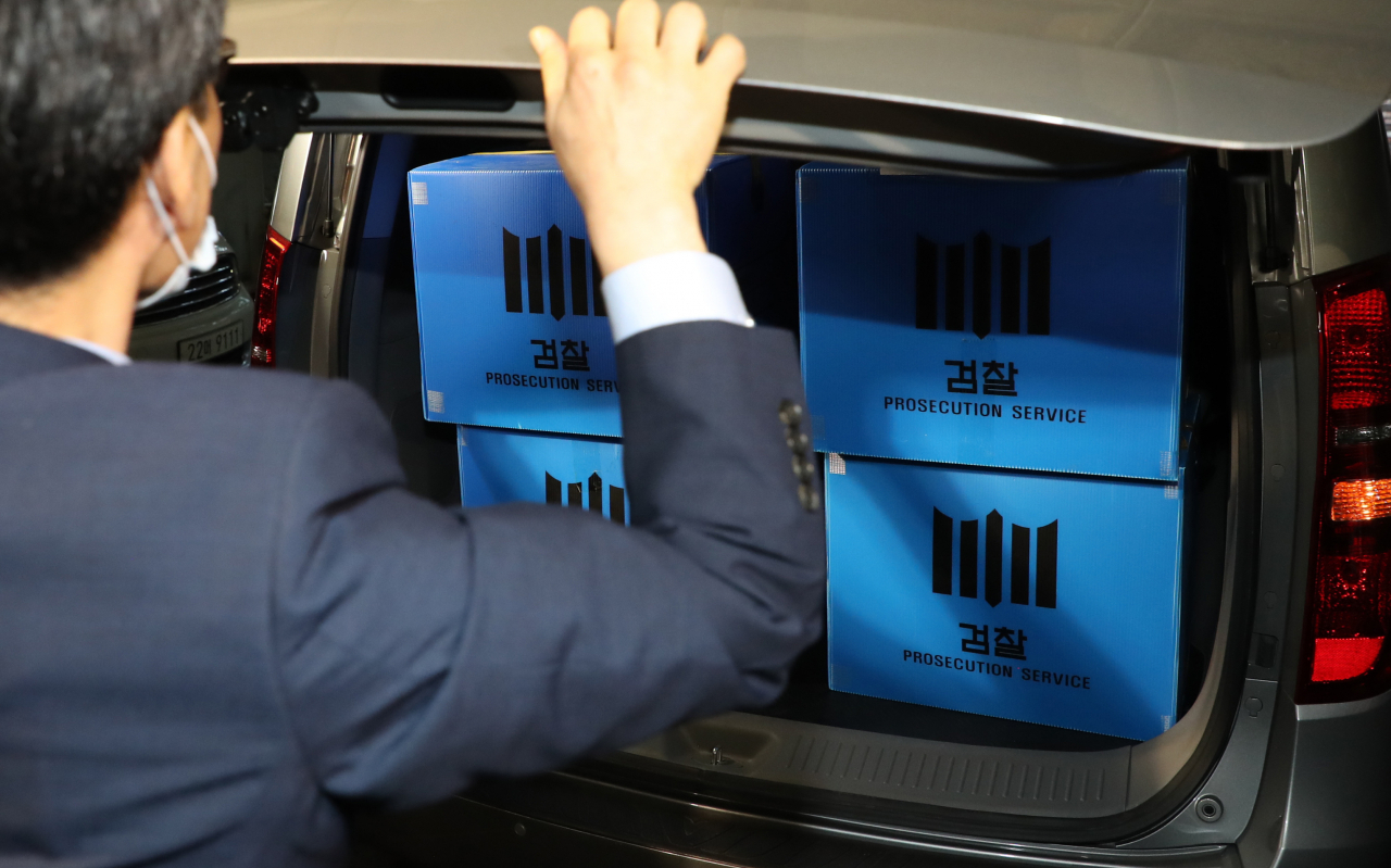 지난달 21일 서울 마포구 정의기억연대 사무실에서 검찰이 압수수색 물품을 차량으로 옮기고 있다. 검찰은 부실회계·안성 쉼터 고가 매입 의혹과 관련해 정의연을 압수수색했다. [연합]