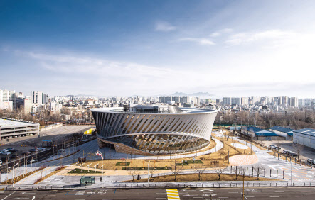 국립항공박물관은 김포공항 화물청사 인근 2만1000㎡ 부지에 지하 1층, 지상 4층 규모로 건립됐다. [국립항공박물관]