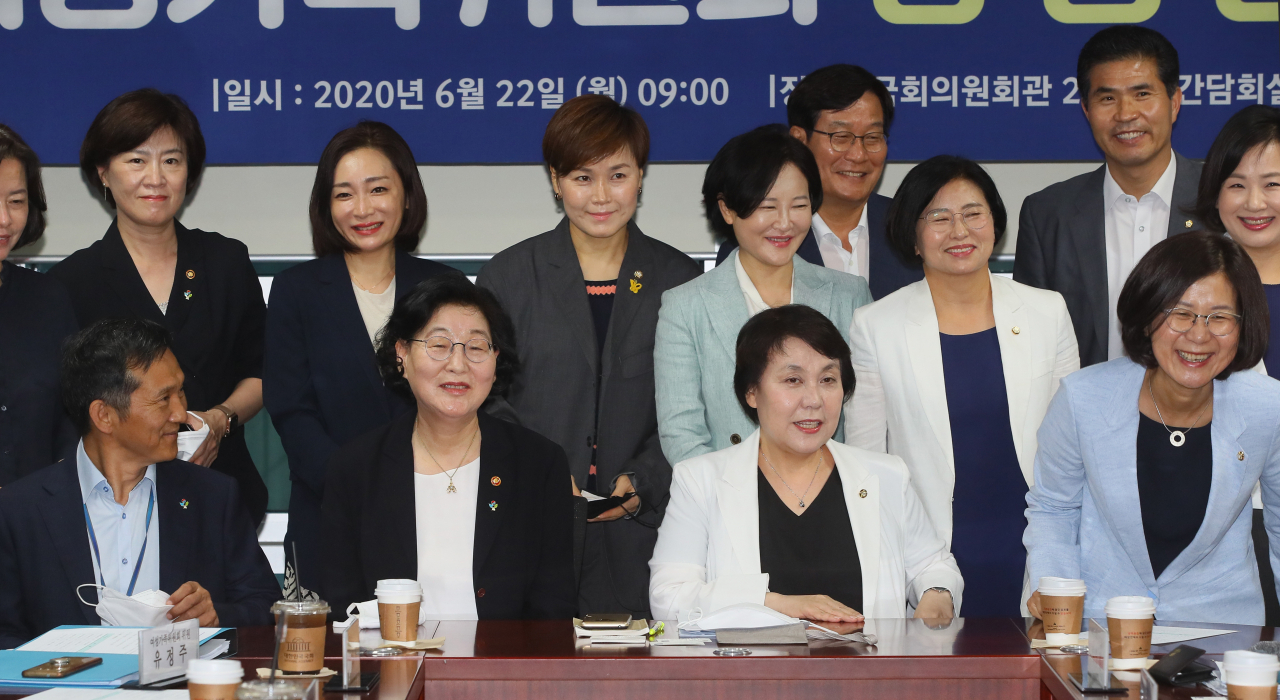 22일 국회 의원회관에서 열린 더불어민주당 여성가족위원회 당정청협의회에서 민주당 권인숙 여가위 간사 내정자(앞줄 오른쪽 부터), 정춘숙 여가위원장 내정자, 이정옥 여성가족부 장관, 김연명 청와대 사회수석 등이 기념촬영하고 있다. [연합]