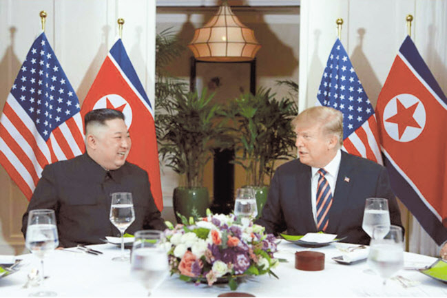 존 볼턴 전 미국 백악관 국가안보보좌관 회고록에 따르면 한국 정부는 1차 싱가포르 북미정상회담 성사와 2차 하노이 북미정상회담 종전선언 논의 등에서 적극적 역할을 수행한 것으로 나타났다. 그러나 동시에 볼턴 전 보좌관과 같은 미국 내 매파로부터 환영받지 못한다는 점도 드러났다. 김정은 북한 국무위원장과 도널드 트럼프 미 대통령이 2019년 2월 하노이에서 만나 2차 북미정상회담을 갖고 있다. [헤럴드DB]