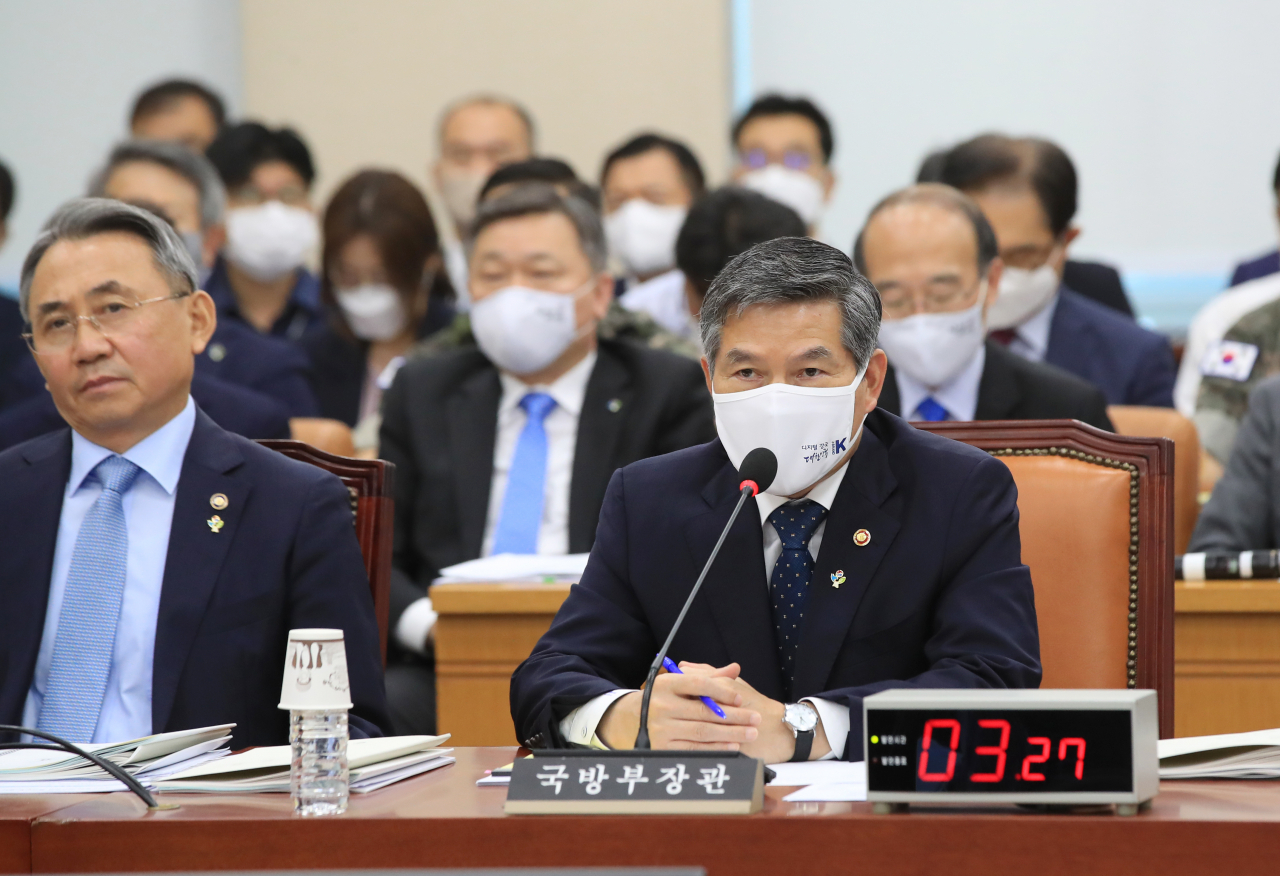 22일 오전 서울 여의도 국회에서 열린 국방위원회 전체회의에서 정경두 국방부 장관이 질의에 답하고 있다. 연합뉴스