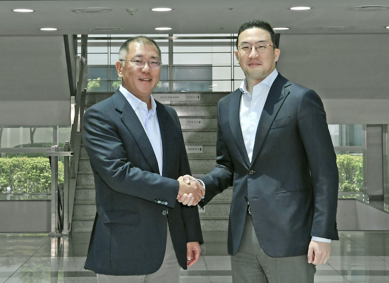 (왼쪽부터) 현대차그룹 정의선 수석부회장, LG그룹 구광모 대표가 악수하고 있다. [현대차그룹 제공]