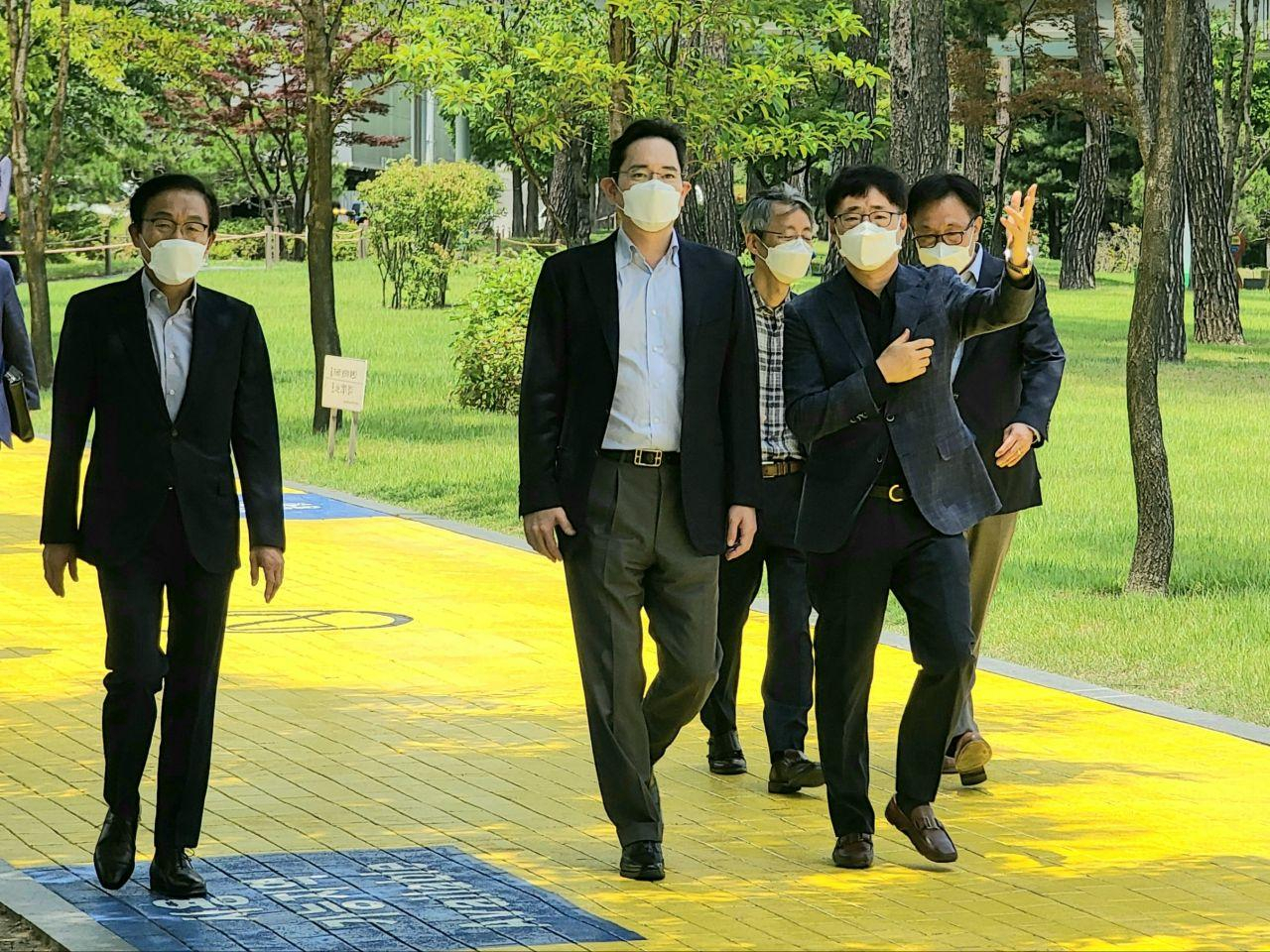 지난 19일 이재용 삼성전자 부회장이 반도체 미래전략과 사업장 환경안전 로드맵을 점검하기 위해 경기도 화성에 위치한 반도체 연구소를 찾은 모습. [삼성전자 제공]