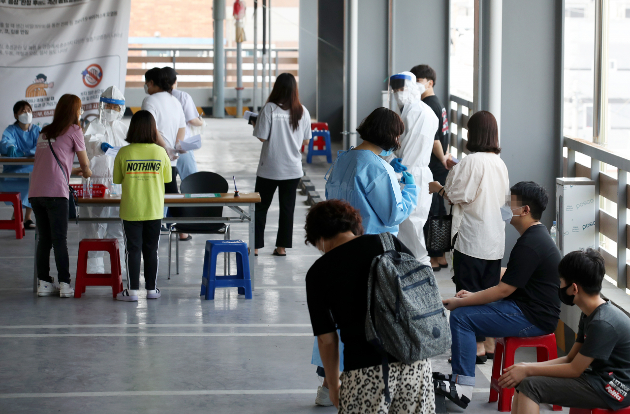 22일 광주 북구보건소 선별진료소에서 신종 코로나바이러스 감염증(코로나19) 검사를 받으려는 시민들이 대기하고 있다. [연합]
