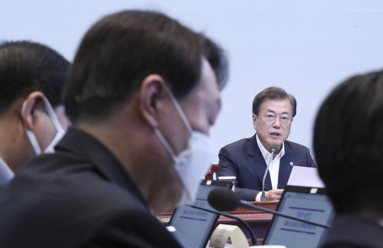 문재인 대통령이 22일 오후 청와대에서 열린 제6차 공정사회 반부패정책협의회에서 윤석열 검찰총장을 보면서 발언하고 있다. [연합]