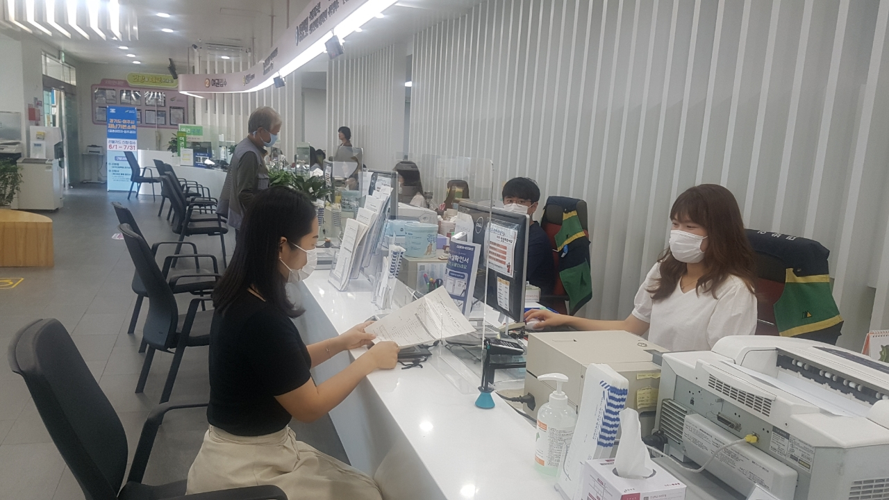 여주시는 코로나19 확산 방지를 위해 민원창구에 가림막 설치를 완료했다. [여주시 제공]
