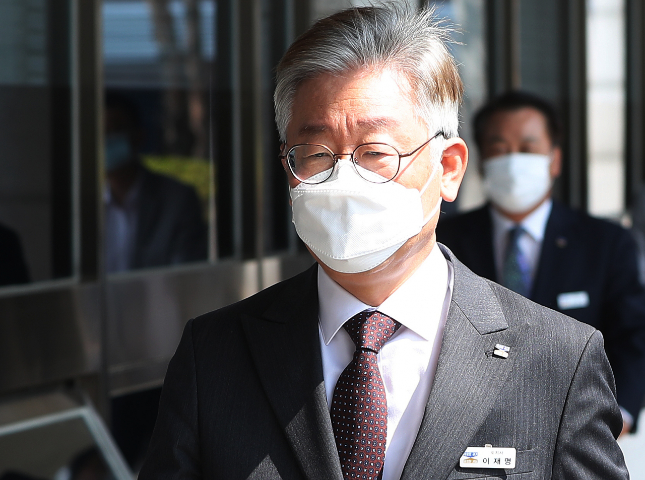 이재명 경기도지사가 22일 오전 경기도 수원시 경기도의회에서 열린 제344회 정례회 제2차 본회의에 참석하기 위해 이동하고 있다. [연합]