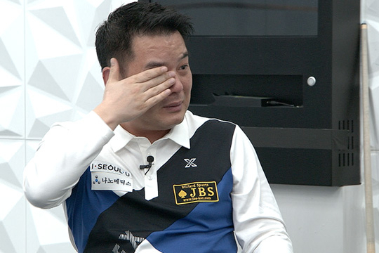 ‘슈퍼맨’ 조재호가 상기된 표정으로 눈물을 훔치고 있다. [코줌인터내셔널 유튜브 화면 캡처]