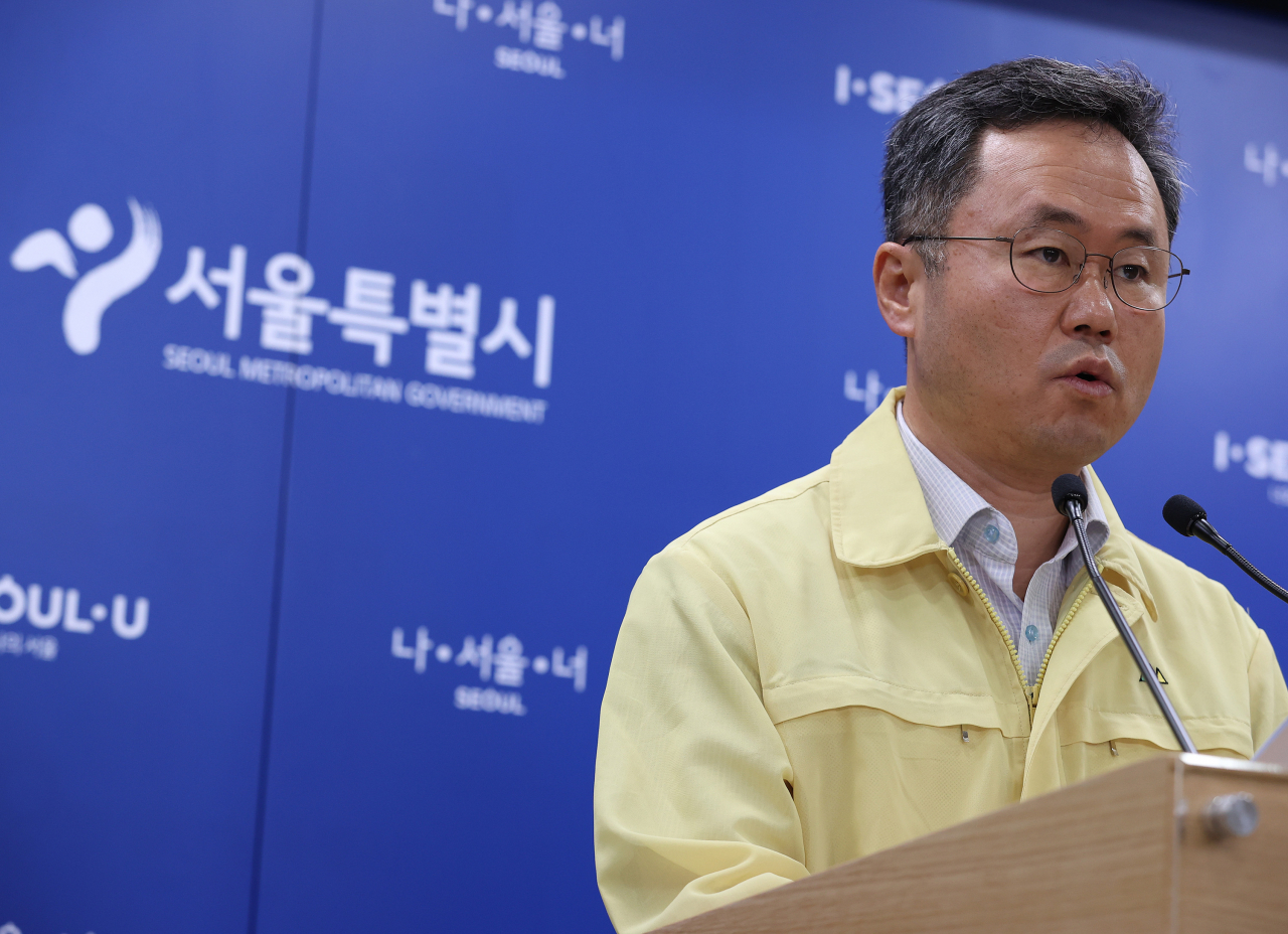 나백주 서울시 시민건강국장이 11일 오전 서울 시청 브리핑룸에서 코로나19 관련 브리핑을 하고 있다. 연합뉴스