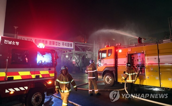22일 저녁 여수산단 삼남석유화학에서 화재가 발생, 출동한 소방차가 진압에 나서고 있다. [연합뉴스]