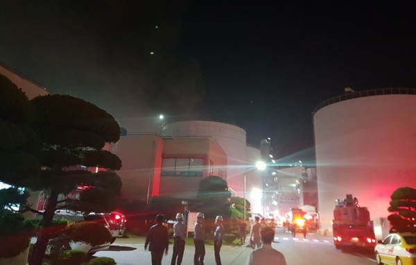 지난 22일 밤 전남 여수 여수국가산업단지 내 삼남석유화학 화재가 발생, 화염이 치솟는 가운데 접근이 통제되고 있다. 박대성 기자/parkds@heraldcorp.com